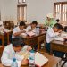 Para siswa SMP Loji Permai Kawasi sedang menikmati makan siang bergizi