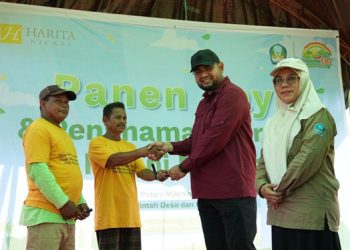 Penyerahan mesin perontok padi (thresher) secara simbolis oleh Bupati Halmahera Selatan, Hasan Ali Bassam Kasuba