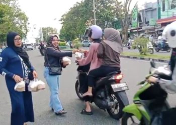 Berbagi takjil bulan di bulan ramadan oleh Srikandi Pokdarkamtibmas Kota Ternate