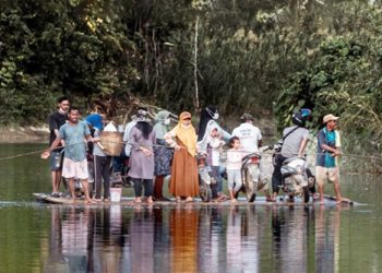 warga Kawasi dan Soligi menyeberangi sungai Akelamo menggunakan jembatan ponton yang ditarik melalui tali dengan daya tampung terbatas