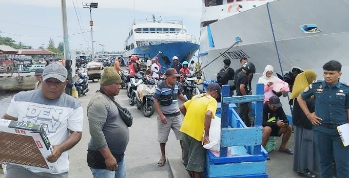 Aktivitas Penumpang Di Pelabuhan Bastiong Ternate