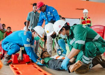 Warga Desa Kawasi memerankan korban bencana dalam simulasi evakuasi untuk meningkatkan kesiapsiagaan dan respons darurat