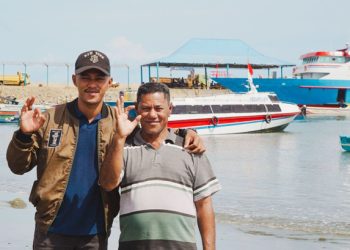 Madina Jouronga bersama anaknya yang mengemudikan Kapal Motor Akelamo Jaya