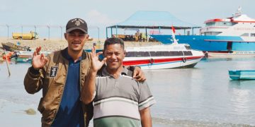 Madina Jouronga bersama anaknya yang mengemudikan Kapal Motor Akelamo Jaya