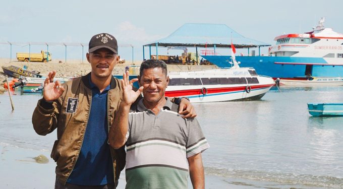 Madina Jouronga bersama anaknya yang mengemudikan Kapal Motor Akelamo Jaya