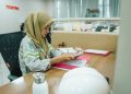 Sifa Sahbila Amirudin, salah satu generasi muda terbaik Pulau Obi di tengah kesibukan menjalani masa magang di Departemen HRGA Site Obi