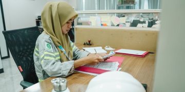 Sifa Sahbila Amirudin, salah satu generasi muda terbaik Pulau Obi di tengah kesibukan menjalani masa magang di Departemen HRGA Site Obi