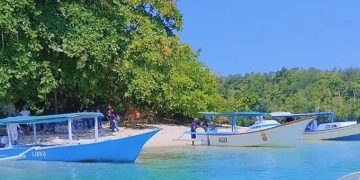 Perahu Berbahan Dasar Kayu, Transportasi Di Pulau Meti