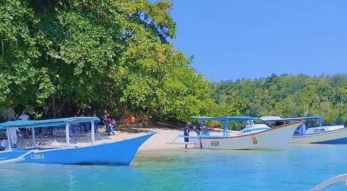 Perahu Berbahan Dasar Kayu, Transportasi Di Pulau Meti