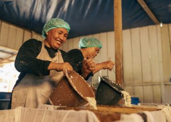 Ibu-ibu anggota kelompok Rumah Usaha Tangguh Ekonomi (RUTE) tengah memproses adonan kedelai untuk pembuatan tahu di Desa Soligi, Halmahera Selatan