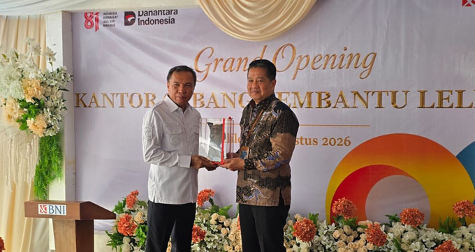 Bupati IMS Menerima Cindramata Dari RCEO BNI Wilayah Suluttenggomalut