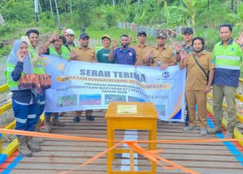 Kolaborasi warga, Pemdes Gambaru, dan Harita Nickel yang telah menyelesaikan pembangunan Jembatan Rijang di Desa Gambaru, Obi Selatan, Halmahera Selatan