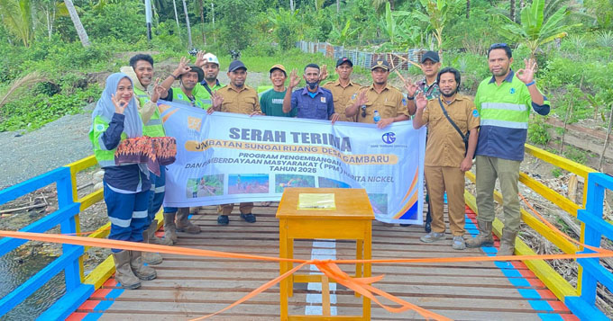 Kolaborasi warga, Pemdes Gambaru, dan Harita Nickel yang telah menyelesaikan pembangunan Jembatan Rijang di Desa Gambaru, Obi Selatan, Halmahera Selatan
