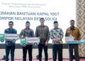 Penyerahan simbolis truk sampah untuk Pemkot Ternate dan Pemkab Halsel dari Harita Nickel oleh Wakil Gubernur Maluku Utara Sarbin Sehe