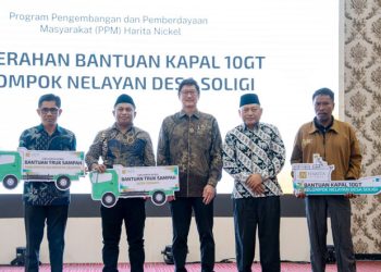Penyerahan simbolis truk sampah untuk Pemkot Ternate dan Pemkab Halsel dari Harita Nickel oleh Wakil Gubernur Maluku Utara Sarbin Sehe