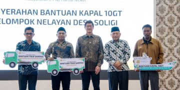 Penyerahan simbolis truk sampah untuk Pemkot Ternate dan Pemkab Halsel dari Harita Nickel oleh Wakil Gubernur Maluku Utara Sarbin Sehe