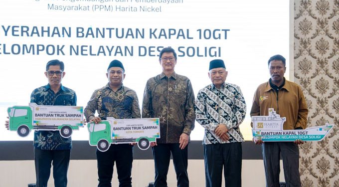 Penyerahan simbolis truk sampah untuk Pemkot Ternate dan Pemkab Halsel dari Harita Nickel oleh Wakil Gubernur Maluku Utara Sarbin Sehe